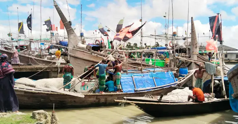 বৈরি আবহাওয়ার কারণে সাগর পাড়ে ভিড়িয়ে রাখা মাছ ধরার ট্রলার